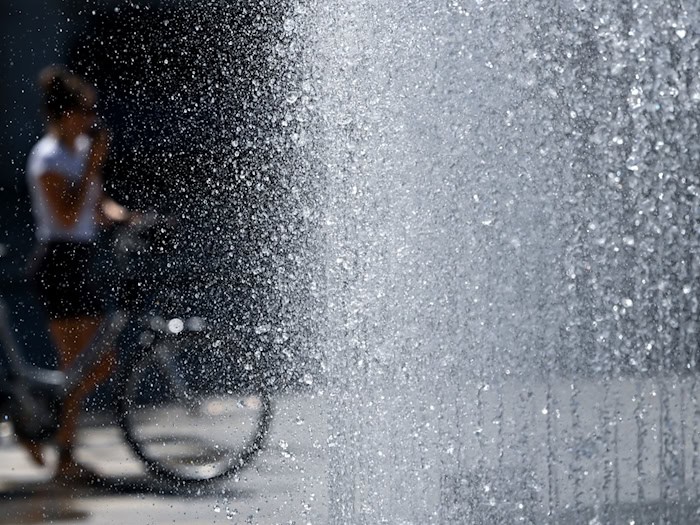 Abkühlung ist in diesen Tagen gefragt: Es bleibt hochsommerlich heiß. / Foto: Sven Hoppe/dpa