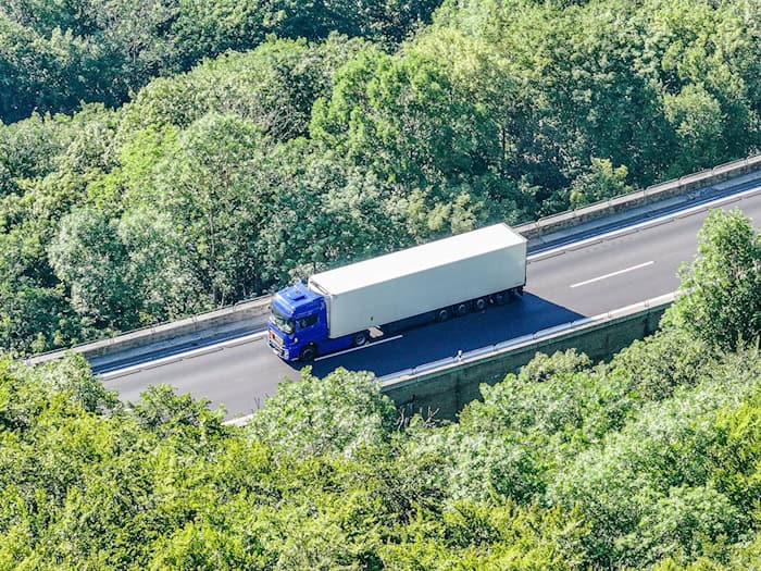 Explosives Gefahrgut legt A8 lahm – Evakuierungen und Stau