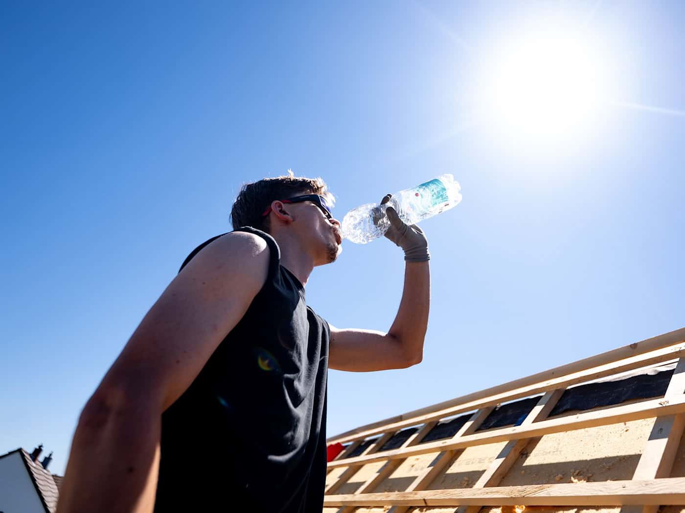 Hitze ist gefährlich - besonders für Ältere und Vorerkrankte. Viel zu trinken ist besonders wichtig. / Foto: Benjamin Westhoff/dpa