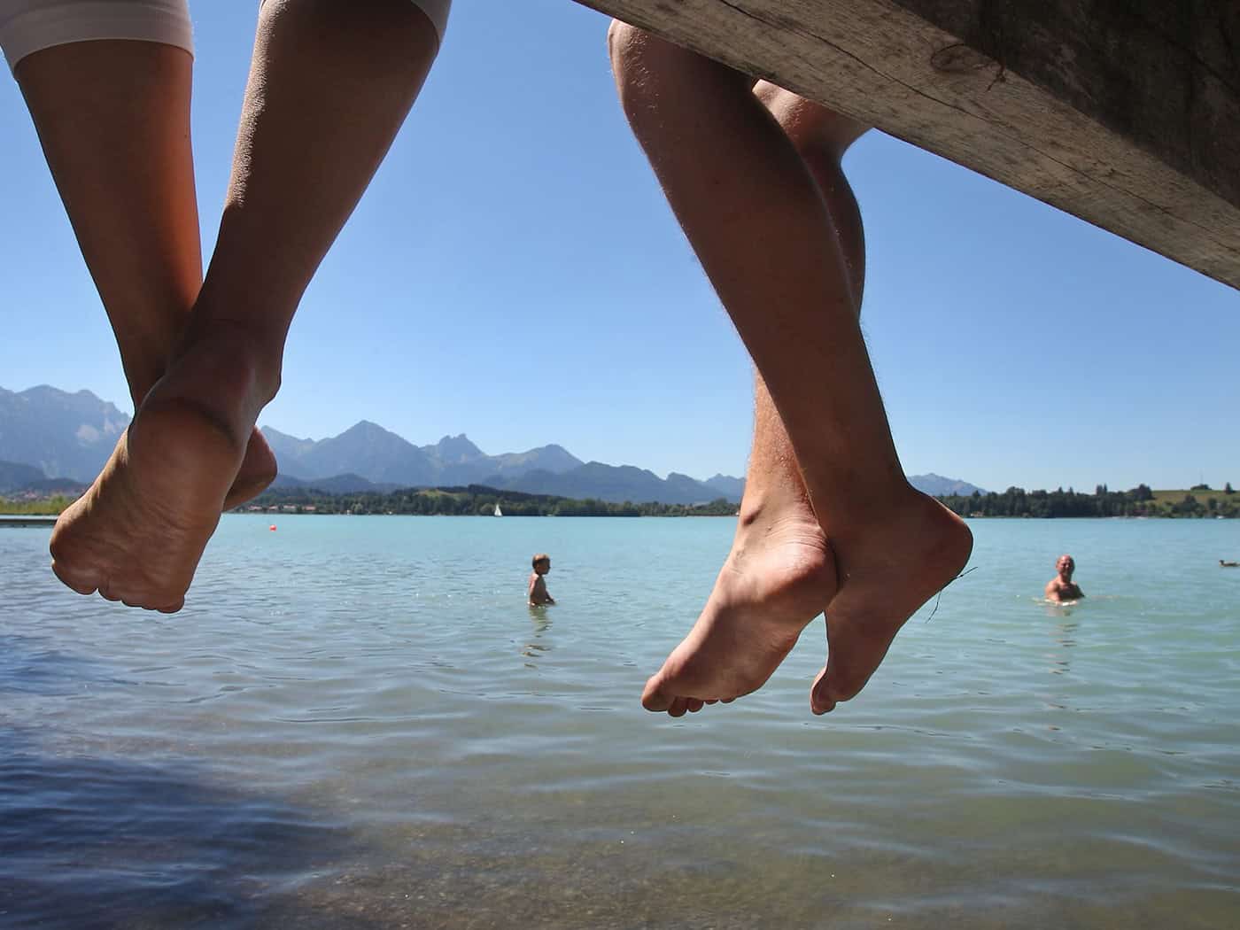 Der Sprung ins kühle Nass ist erfrischend. (Symbolbild) / Foto: Karl-Josef Hildenbrand/dpa/dpa-tmn