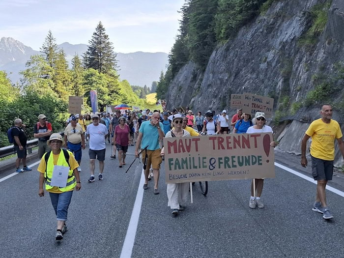Der Protest richtet sich gegen ein geplantes Maßnahmen-Paket für den Fernpass, zu dem auch eine Maut gehört. / Foto: Markus Stegmayr/APA/dpa