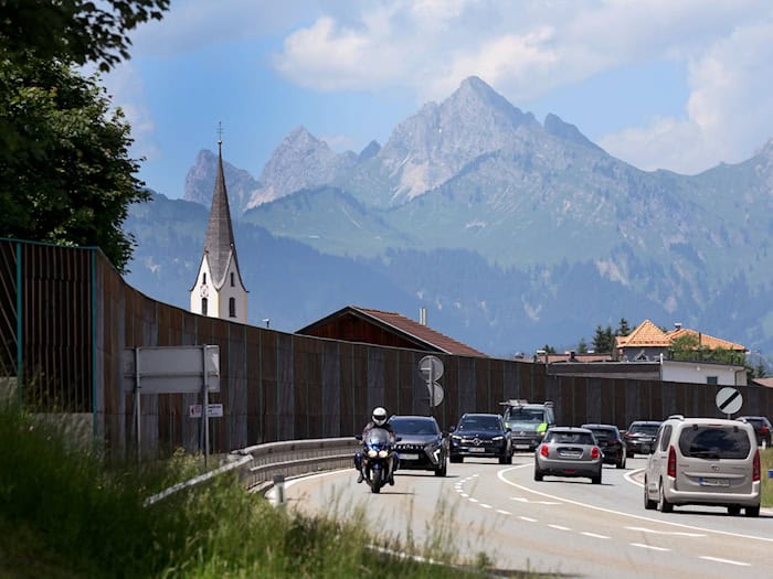 Anwohner demonstrieren gegen die Verkehrsbelastung auf der Fernpassstraße. (Archivbild) / Foto: Karl-Josef Hildenbrand/dpa