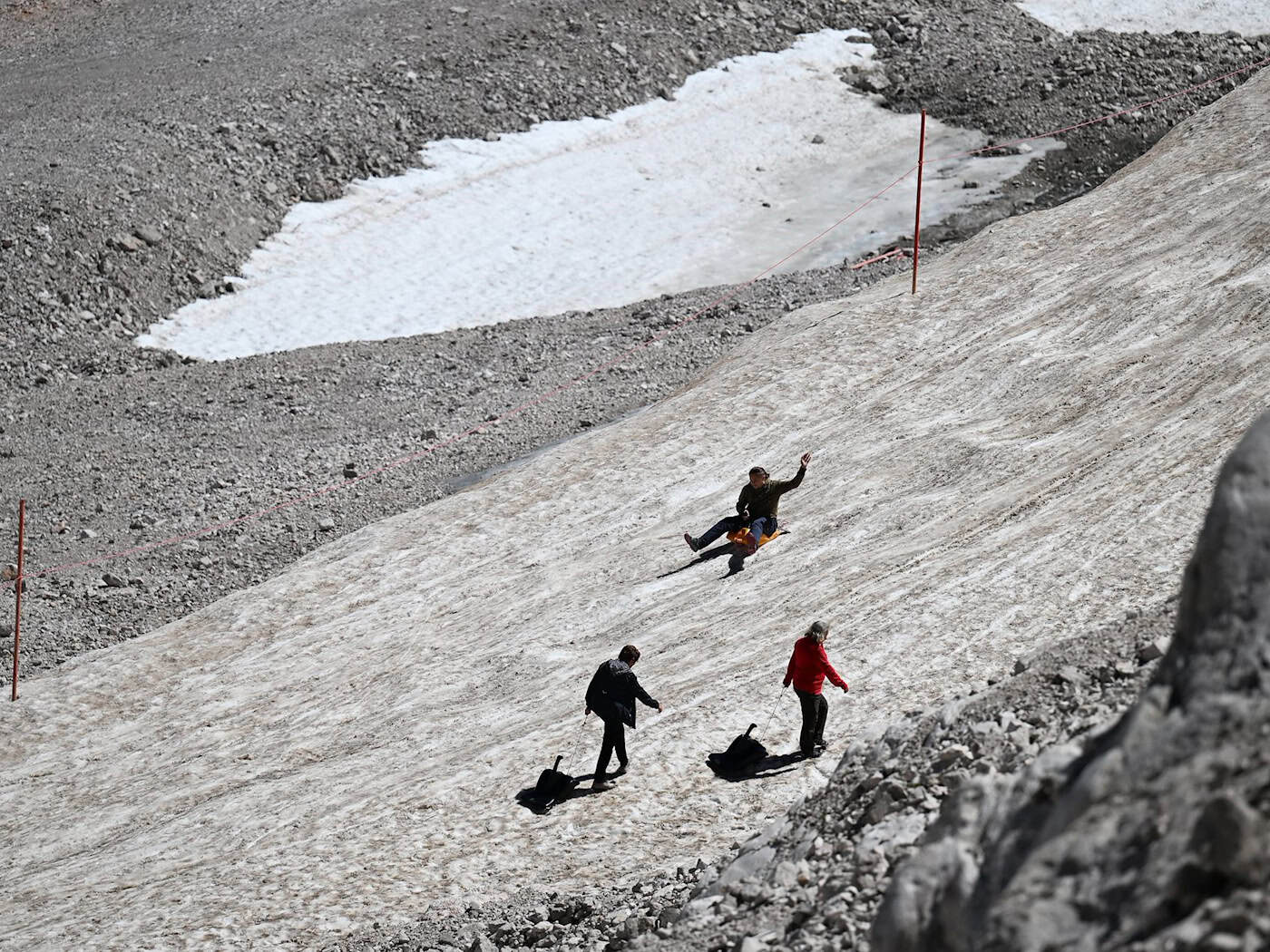 Rodeln an der Zugspitze soll bequemer werden. (Archivbild)   / Foto: Angelika Warmuth/dpa
