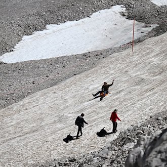 Rodeln an der Zugspitze soll bequemer werden. (Archivbild)   / Foto: Angelika Warmuth/dpa