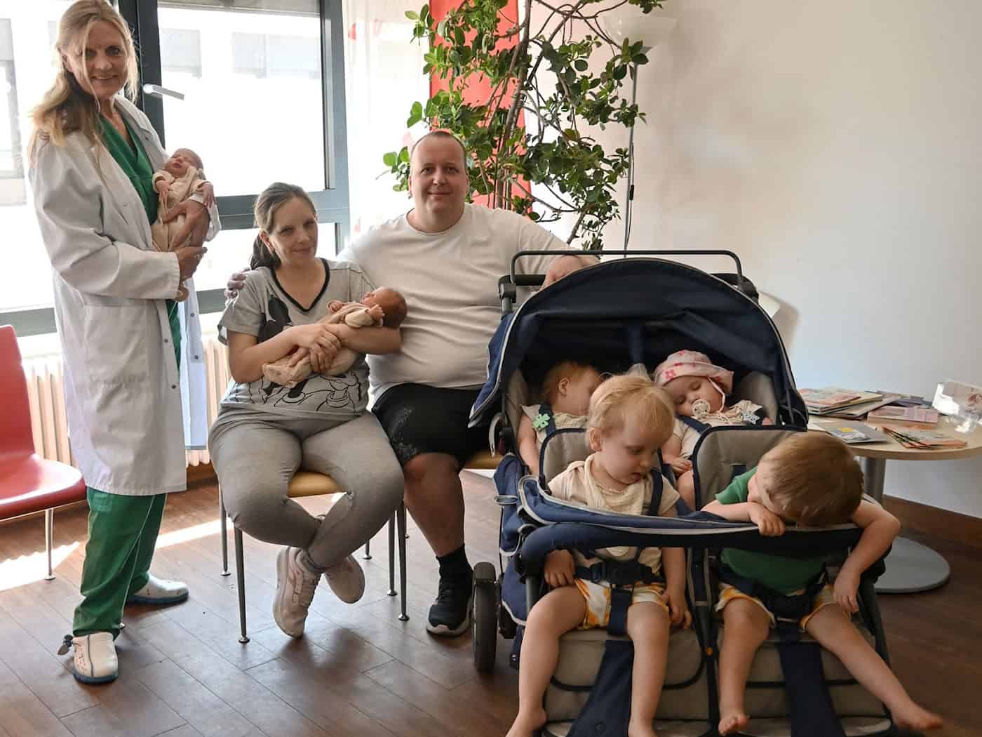 Jasmin und Andreas Rittner aus Fürth haben zum dritten Mal in recht kurzem Abstand Zwillinge bekommen. Auch die älteren Geschwister sind noch ziemlich klein. (Handout) / Foto: -/Klinikum Fürth/dpa