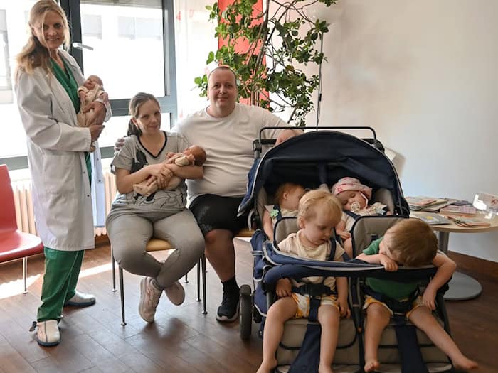 Jasmin und Andreas Rittner aus Fürth haben zum dritten Mal in recht kurzem Abstand Zwillinge bekommen. Auch die älteren Geschwister sind noch ziemlich klein. (Handout) / Foto: -/Klinikum Fürth/dpa
