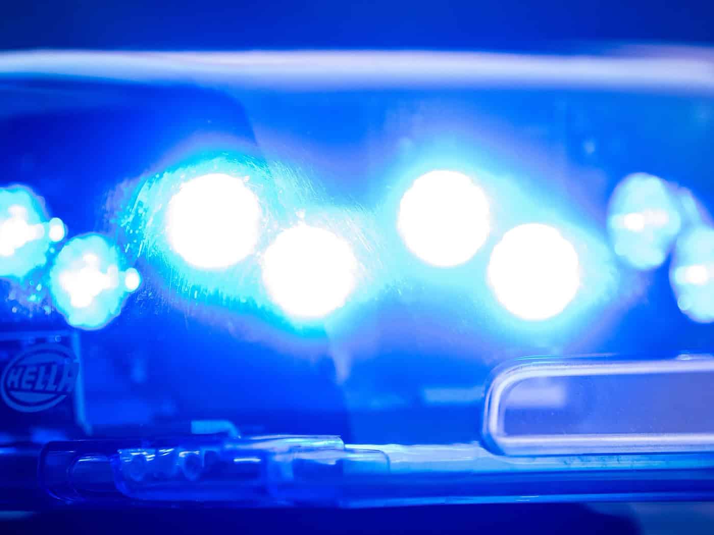 Helfer brachten die Frau zunächst ans Ufer und starteten mit der Reanimation. (Symbolbild) / Foto: Lino Mirgeler/dpa