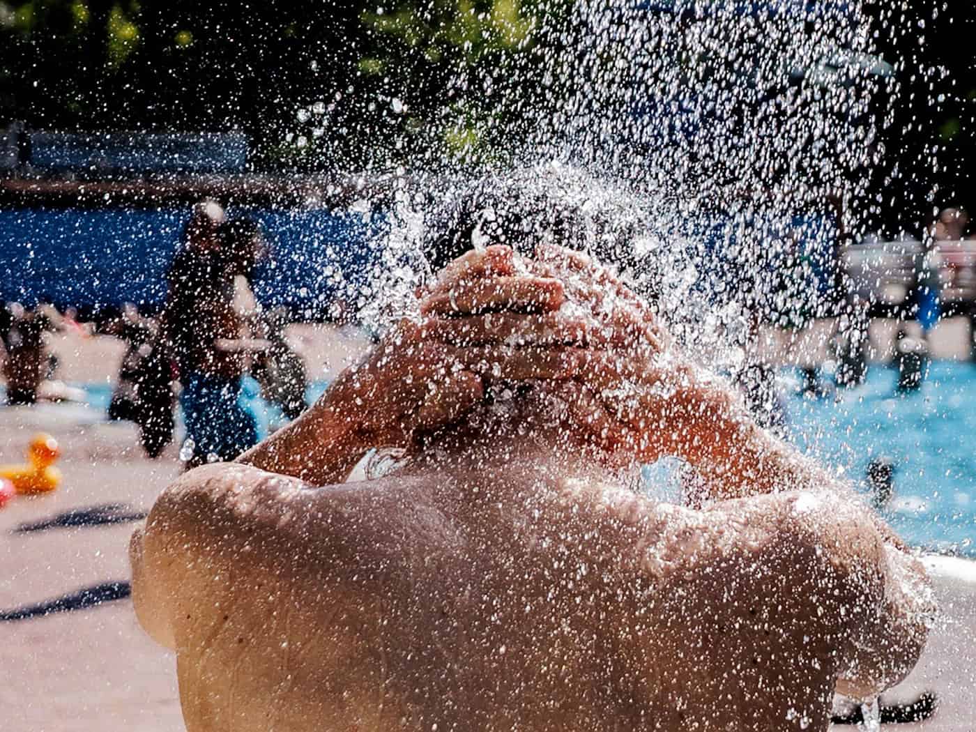 Am Montag dürfte es viele Menschen in die Freibäder des Freistaats ziehen. (Symbolbild) / Foto: Carsten Koall/dpa