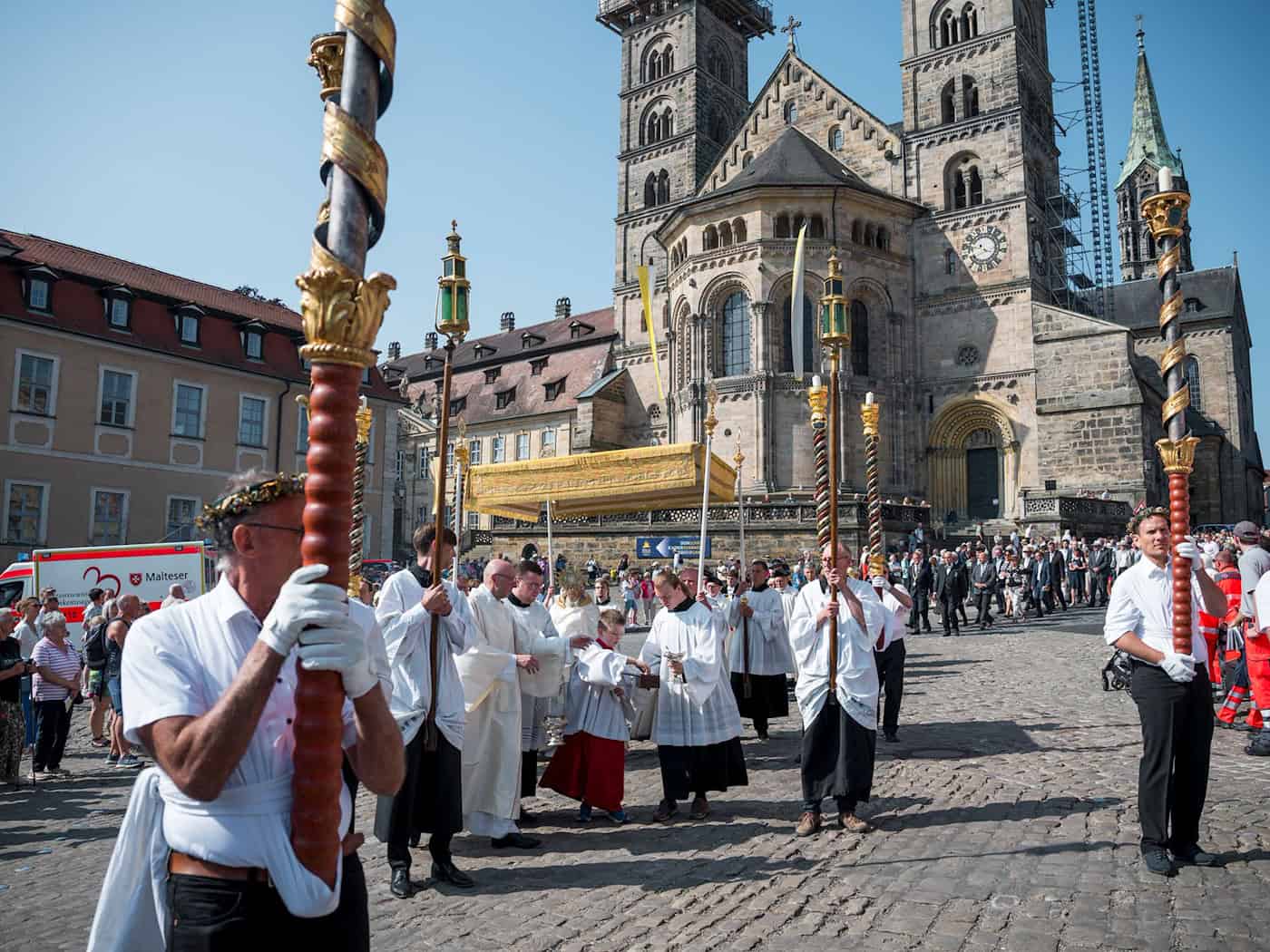 Die Prozession zieht vom Domberg in die Innenstadt. (Archivbild) / Foto: Daniel Vogl/dpa