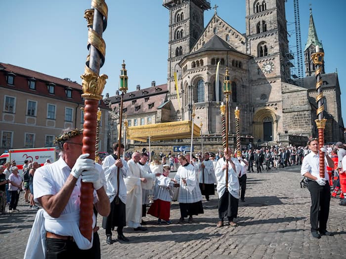 Die Prozession zieht vom Domberg in die Innenstadt. (Archivbild) / Foto: Daniel Vogl/dpa