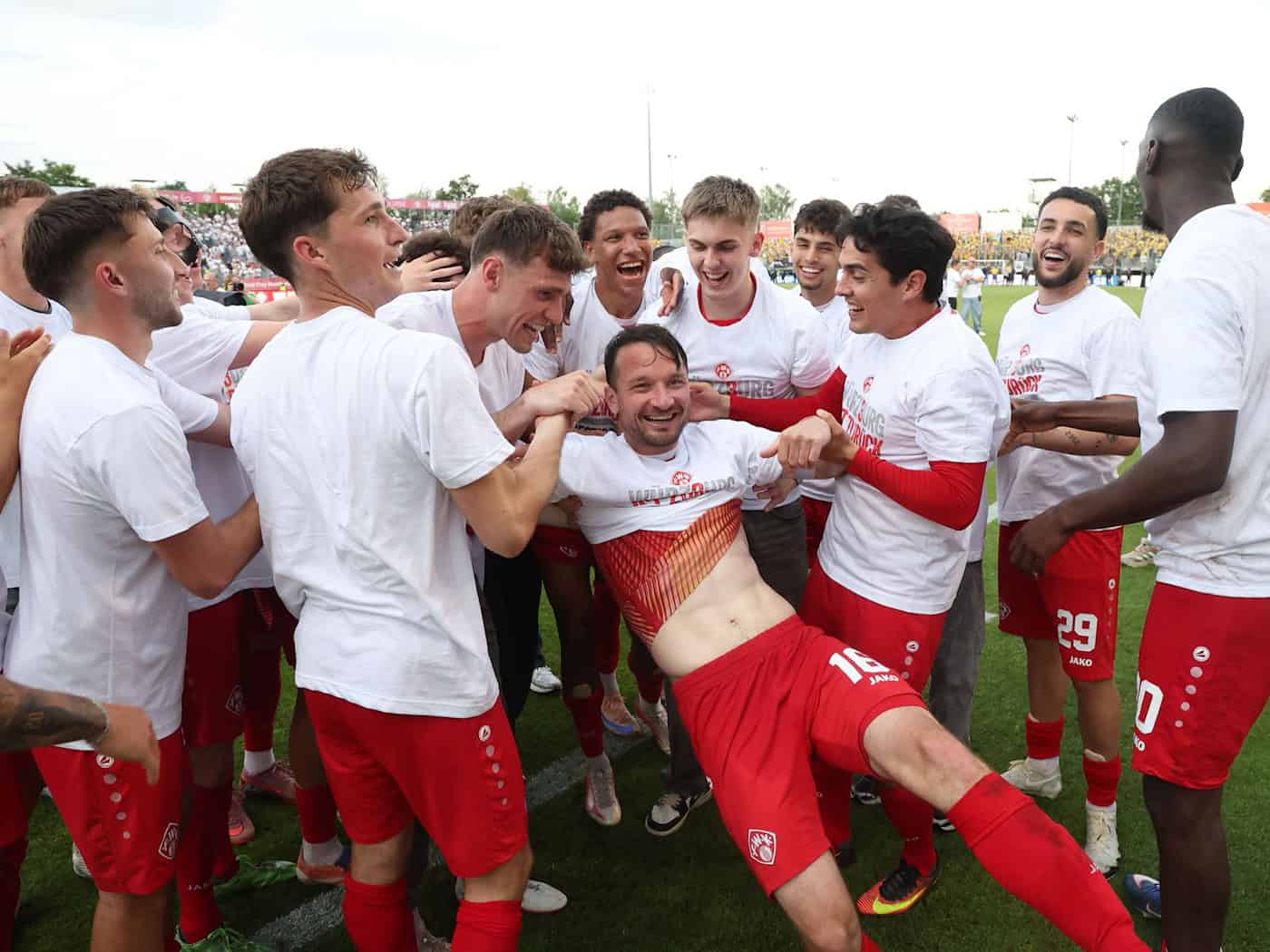 Würzburg feiert die Rückkehr in den Profifußball. / Foto: Karl-Josef Hildenbrand/dpa