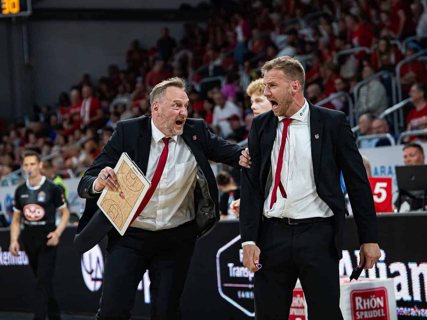 Co-Trainer Arne Woltmann (l) folgt seinem Chefcoach Anton Gavel nach München. (Archivbild) / Foto: Daniel Löb/dpa