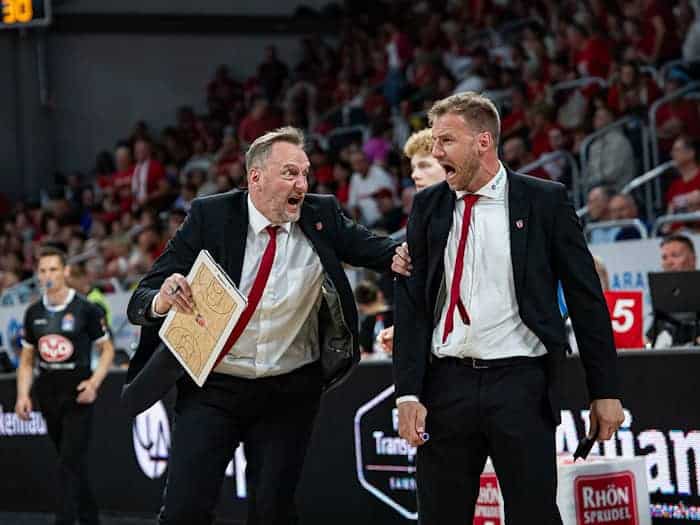 Co-Trainer Arne Woltmann (l) folgt seinem Chefcoach Anton Gavel nach München. (Archivbild) / Foto: Daniel Löb/dpa