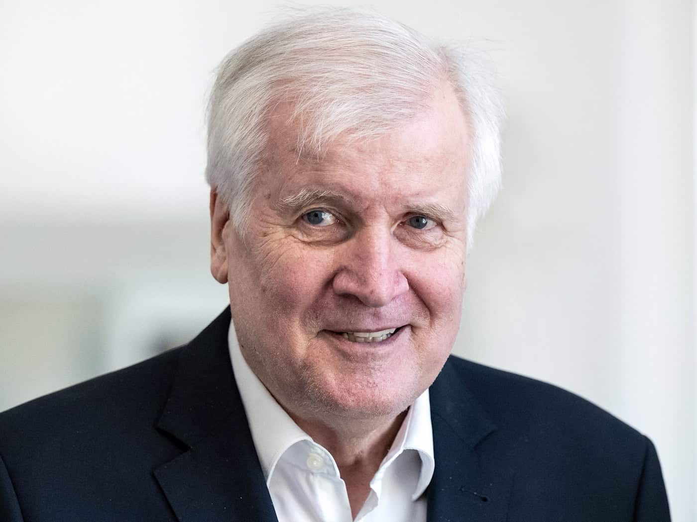 Horst Seehofer (CSU) begrüßt die verschärften Regeln in der EU für Asylsuchende. (Archivbild)  / Foto: Sven Hoppe/dpa