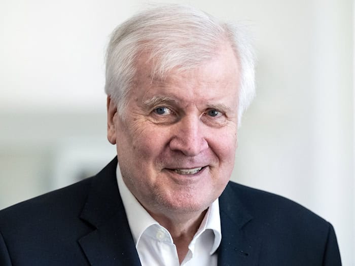 Horst Seehofer (CSU) begrüßt die verschärften Regeln in der EU für Asylsuchende. (Archivbild)  / Foto: Sven Hoppe/dpa