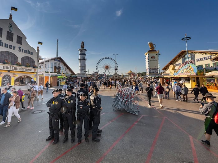  Die Zelte für das Münchner Oktoberfest können trotz eines Gerichtsstreits wie geplant aufgebaut werden. (Archivbild)  / Foto: Peter Kneffel/dpa