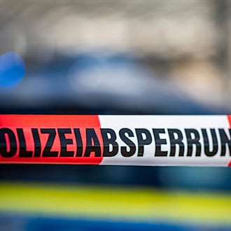 Der Unfall ereignete sich vor den Augen eines 17-Jährigen, der ebenfalls im Aufzug war. (Symbolbild) / Foto: David Inderlied/dpa
