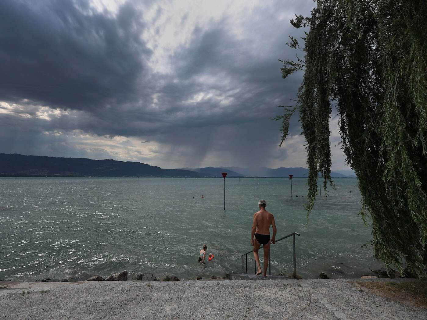Am Montag und Dienstag wird es der Vorhersage zufolge bewölkt und schwülwarm sein.  / Foto: Karl-Josef Hildenbrand/dpa