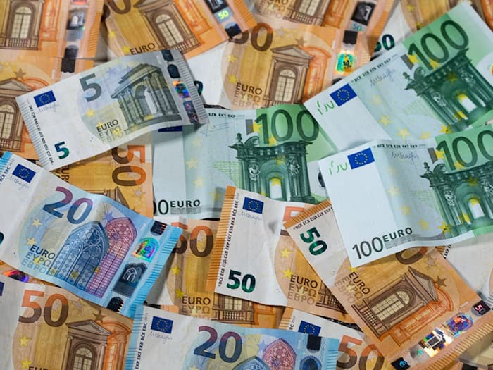 Insgesamt fanden die Beamten in dem Wagen etwa 850.000 Euro. (Symbolbild) / Foto: Jens Büttner/dpa-Zentralbild/dpa