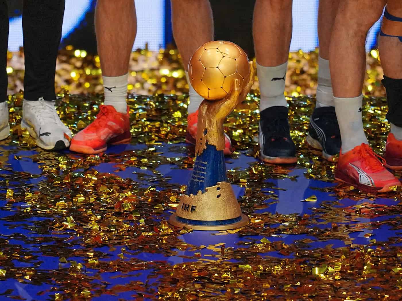 Um diesen WM-Pokal kämpft Deutschland beim Heim-Turnier im Januar 2027. (Archivbild)  / Foto: Soeren Stache/dpa