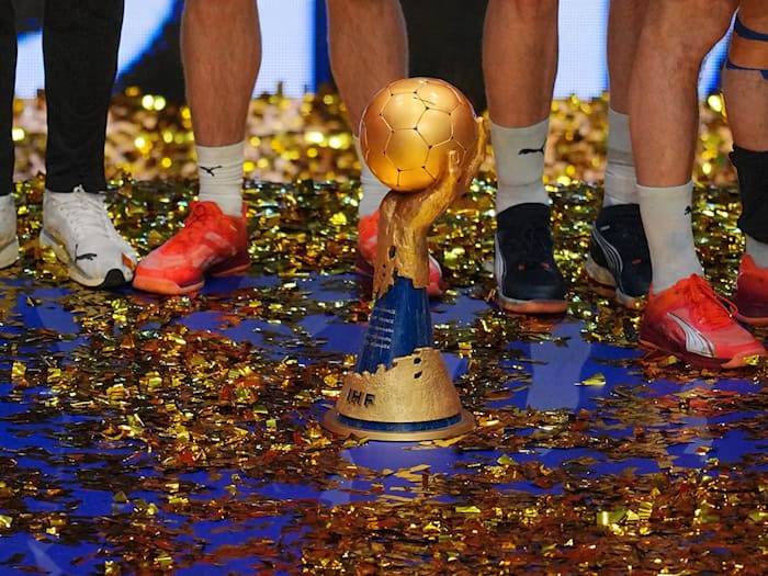 Um diesen WM-Pokal kämpft Deutschland beim Heim-Turnier im Januar 2027. (Archivbild)  / Foto: Soeren Stache/dpa