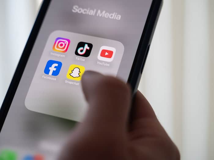 Über Facebook wollte ein 70-Jähriger ein Smartphone bestellen - und bekam nur Hammer und Zange. (Symbolbild) / Foto: Alicia Windzio/dpa