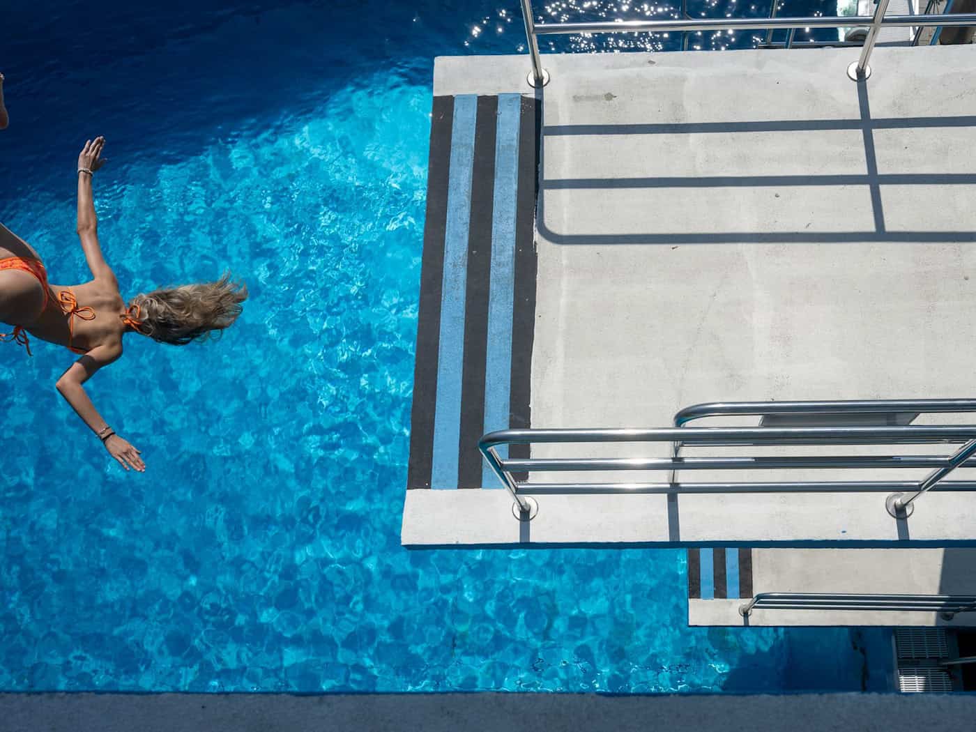 Die Temperaturen laden weiterhin zu einem Freibadbesuch ein. (Archivbild) / Foto: Stefan Puchner/dpa