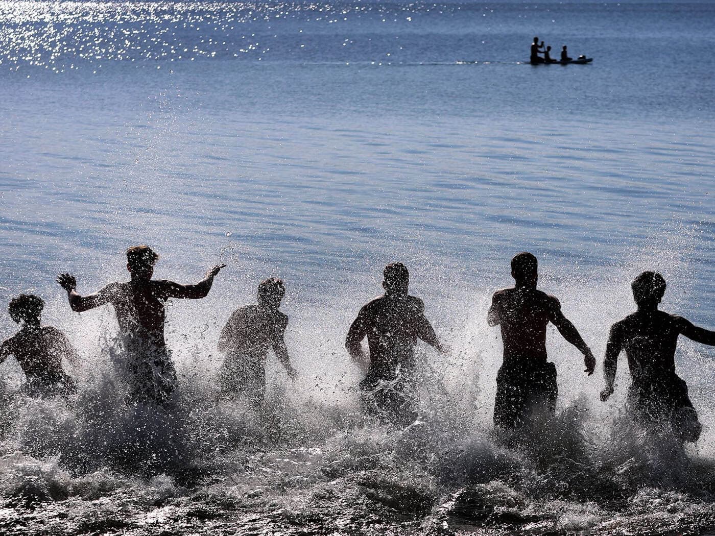 Die frühe Sommerhitze lockt viele Menschen ans Wasser, manchmal mit dramatischen Folgen. (Symbolbild) / Foto: Karl-Josef Hildenbrand/dpa