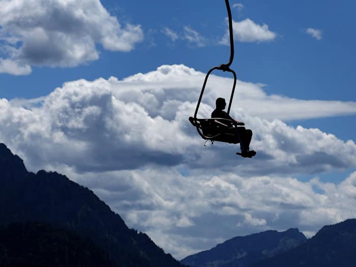Am weiß-blauen Himmel soll in den nächsten Tagen zunehmend das Blau dominieren, der Deutsche Wetterdienst erwartet das Eintreffen der ersten Hitzewelle des Jahres. (Symbolbild) / Foto: Karl-Josef Hildenbrand/dpa