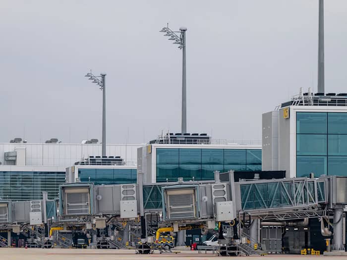 Der Münchner Flughafen wächst - im Bild der Erweiterungsbau des Terminals 1. Die Fernverkehrsanbindung aber fehlt weiter. (Archiv) / Foto: Peter Kneffel/dpa