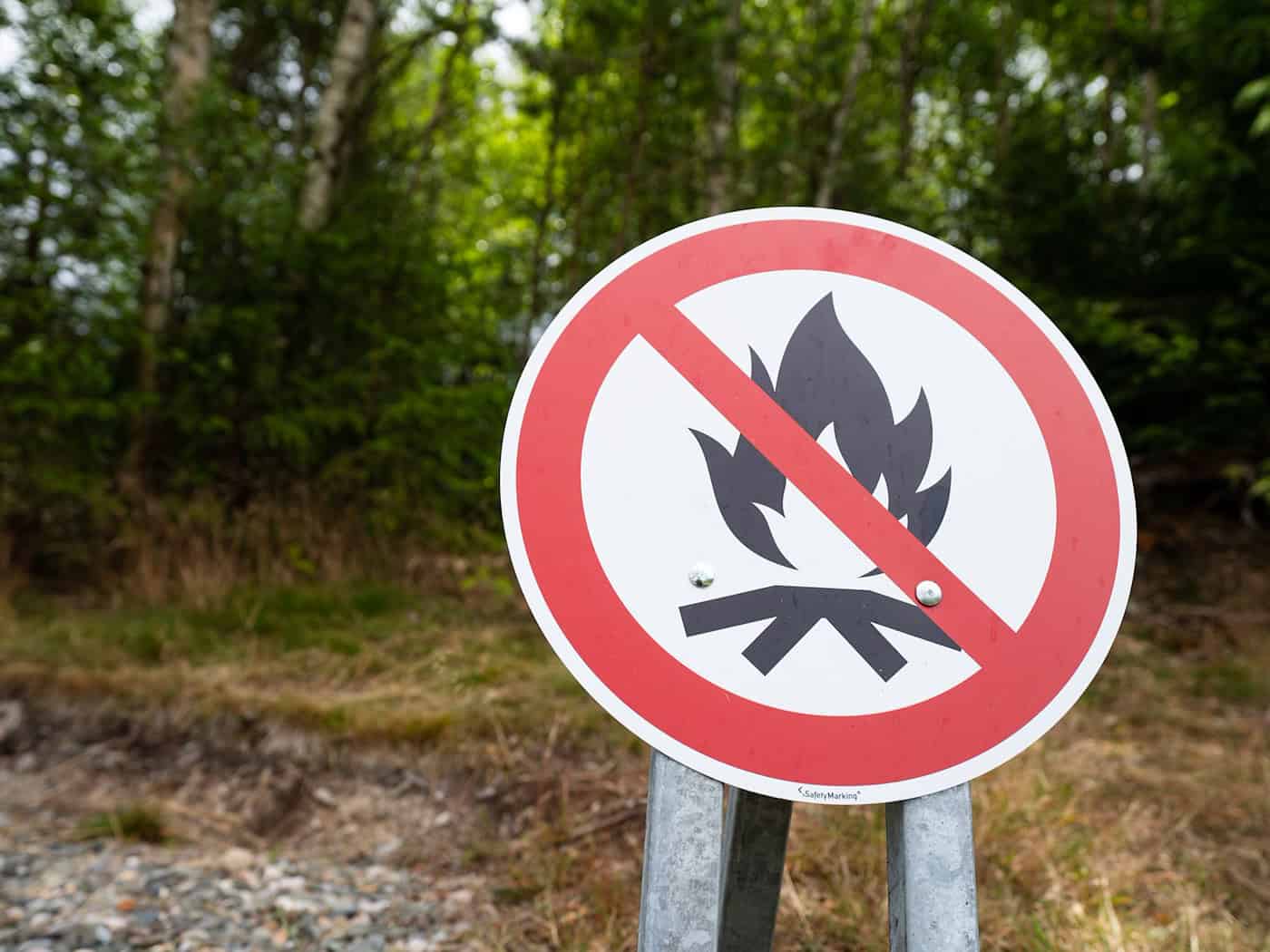 Am Wochenende könnte die Waldbrandgefahr in Bayern teilweise auf die höchste der fünf Warnstufen steigen. (Archivbild) / Foto: Nicolas Armer/dpa
