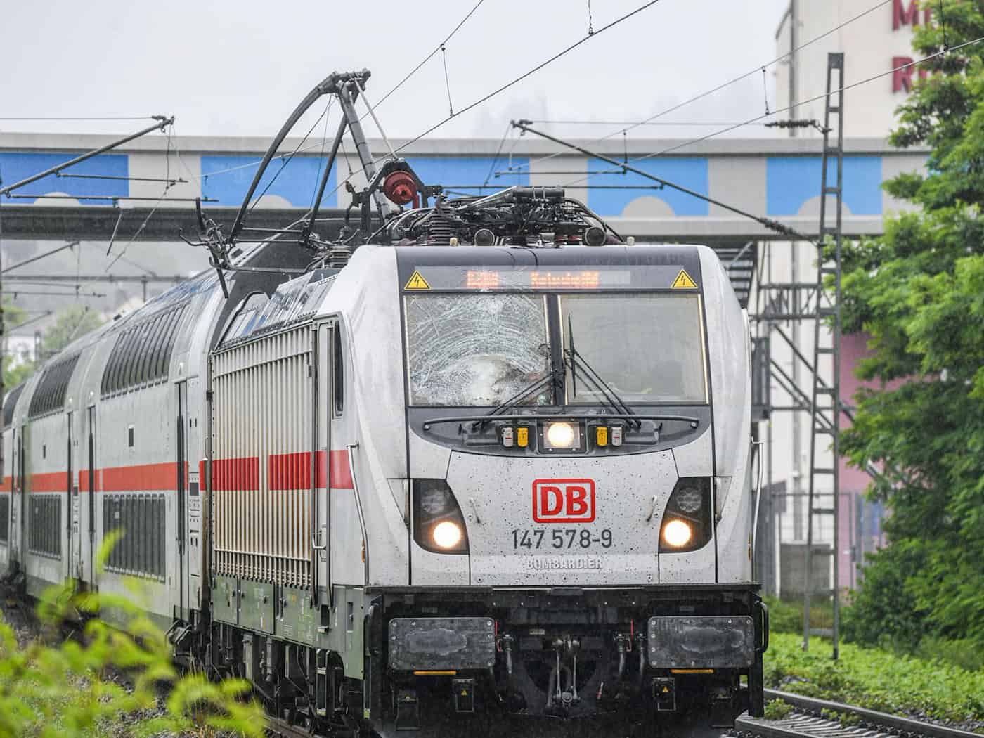 Ein IC hat die Oberleitung mitgerissen.  / Foto: Jason Tschepljakow/dpa