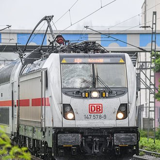 Ein IC hat die Oberleitung mitgerissen.  / Foto: Jason Tschepljakow/dpa