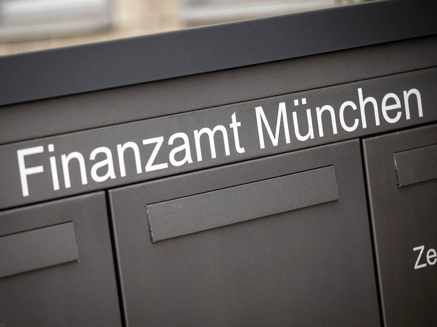 Generalsanierungsbedarf im Finanzamt München. (Archivbild) / Foto: Peter Kneffel/dpa