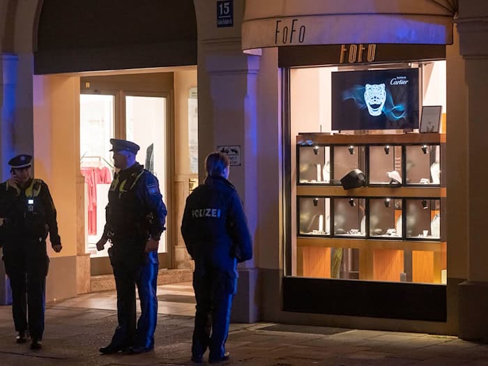 Bei dem Überfall hatten zwei Männer Schmuck im Wert von mehreren Hunderttausend Euro erbeutet. (Archivbild) / Foto: Peter Kneffel/dpa