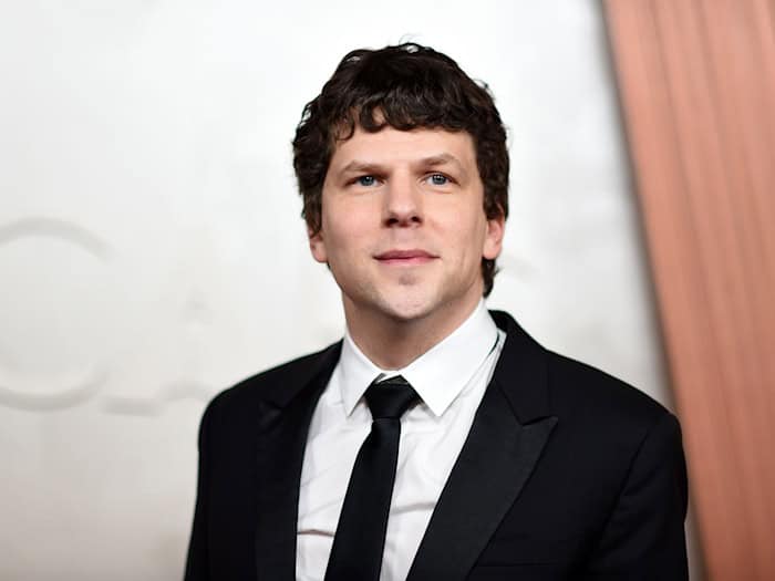 Der US-Schauspieler Jesse Eisenberg ist als Ehrengast zu den internationalen Filmfestspielen in Karlovy Vary (Karlsbad) eingeladen. (Archivbild) / Foto: Richard Shotwell/Invision/dpa