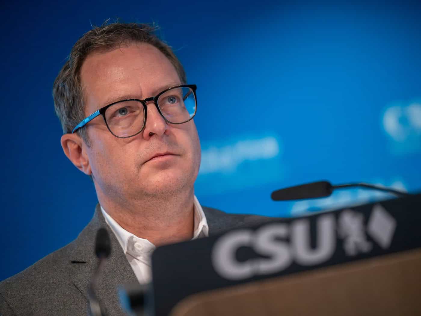 CSU-Generalsekretär Hubert wirft dem neuen Chef der Linken, Pantisano, einen katastrophalen Fehlstart vor und fordert seinen Rücktritt. / Foto: Peter Kneffel/dpa