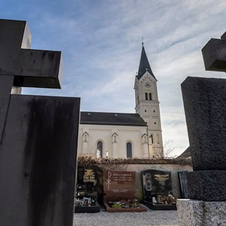 Die Tat, um die es in dem Verfahren geht, soll sich in Garching an der Alz ereignet haben. (Archivbild) / Foto: Peter Kneffel/dpa