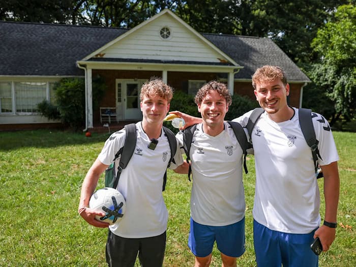 Von links: Linus, Fynn und Noah vor ihrer Studenten-WG in Winston-Salem. / Foto: Jan Woitas/dpa
