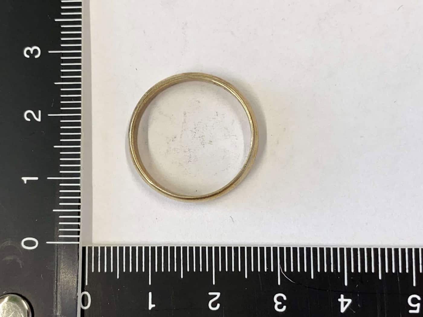 Anhand der eingravierten Hochzeitsdaten auf den Ringen sucht die Polizei nach den Besitzerinnen und Besitzern. / Foto: -/Polizei Unterfranken/dpa