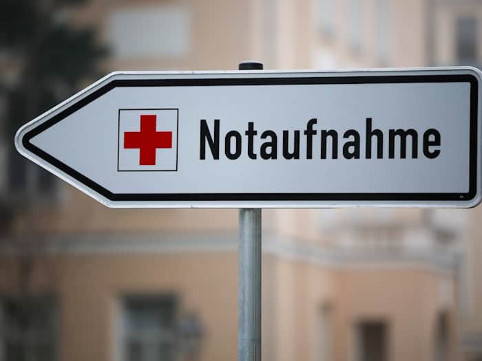 Ein Notarzt bringt den Jungen in eine Kinderklinik. (Symbolbild) / Foto: Jan Woitas/dpa