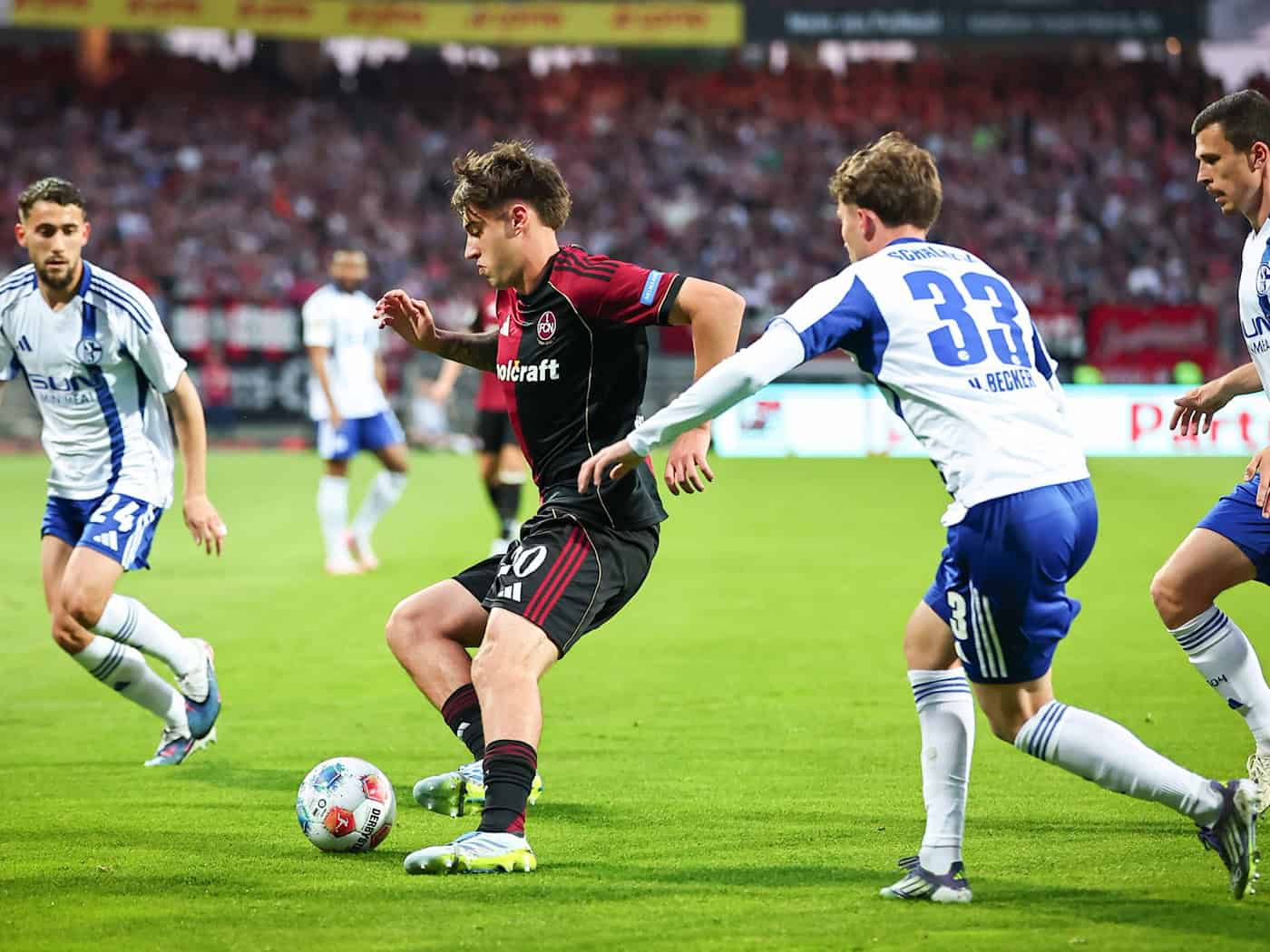 Javier Fernandez (2.v.l.) spielt auch kommende Saison in Nürnberg. (Archivbild) / Foto: Daniel Karmann/dpa