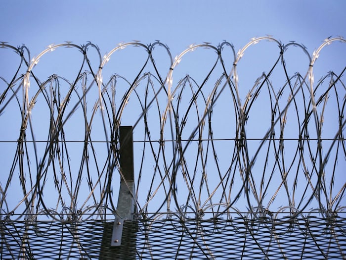 Dass Flüchtlinge in einem ehemaligen Gefängnis untergebracht werden, ist für den Flüchtlingsrat eine menschenrechtliche Bankrotterklärung. (Symbolbild) / Foto: Wolfram Steinberg/dpa