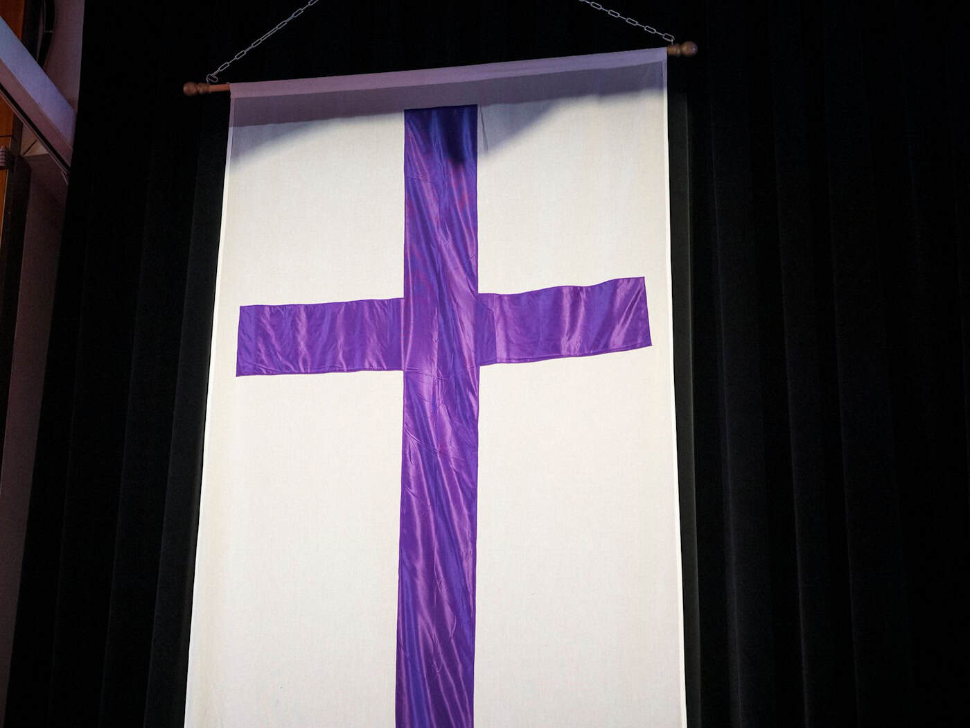 Die Fahne der evangelischen Kirche in Deutschland. (Symbolbild) / Foto: Daniel Vogl/dpa