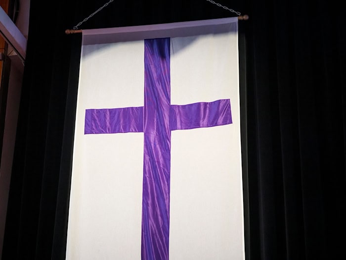 Die Fahne der evangelischen Kirche in Deutschland. (Symbolbild) / Foto: Daniel Vogl/dpa