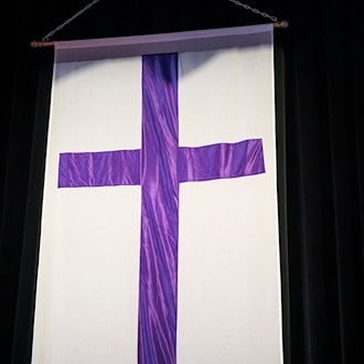 Die Fahne der evangelischen Kirche in Deutschland. (Symbolbild) / Foto: Daniel Vogl/dpa