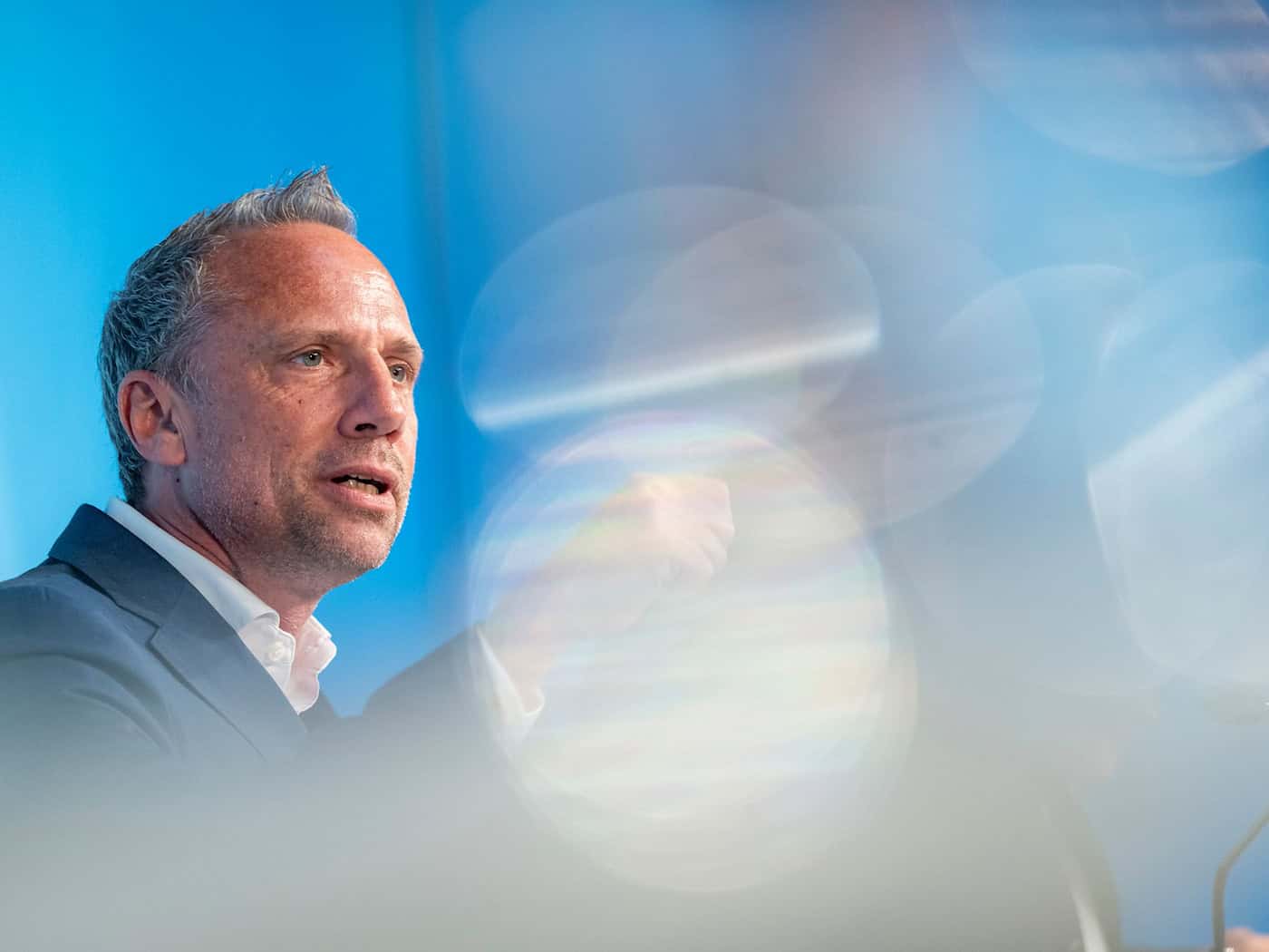 Verteidigt erneut die Abschwächung der bayerischen Klimaziele: Umweltminister Thorsten Glauber (Freie Wähler). (Archiv) / Foto: Peter Kneffel/dpa