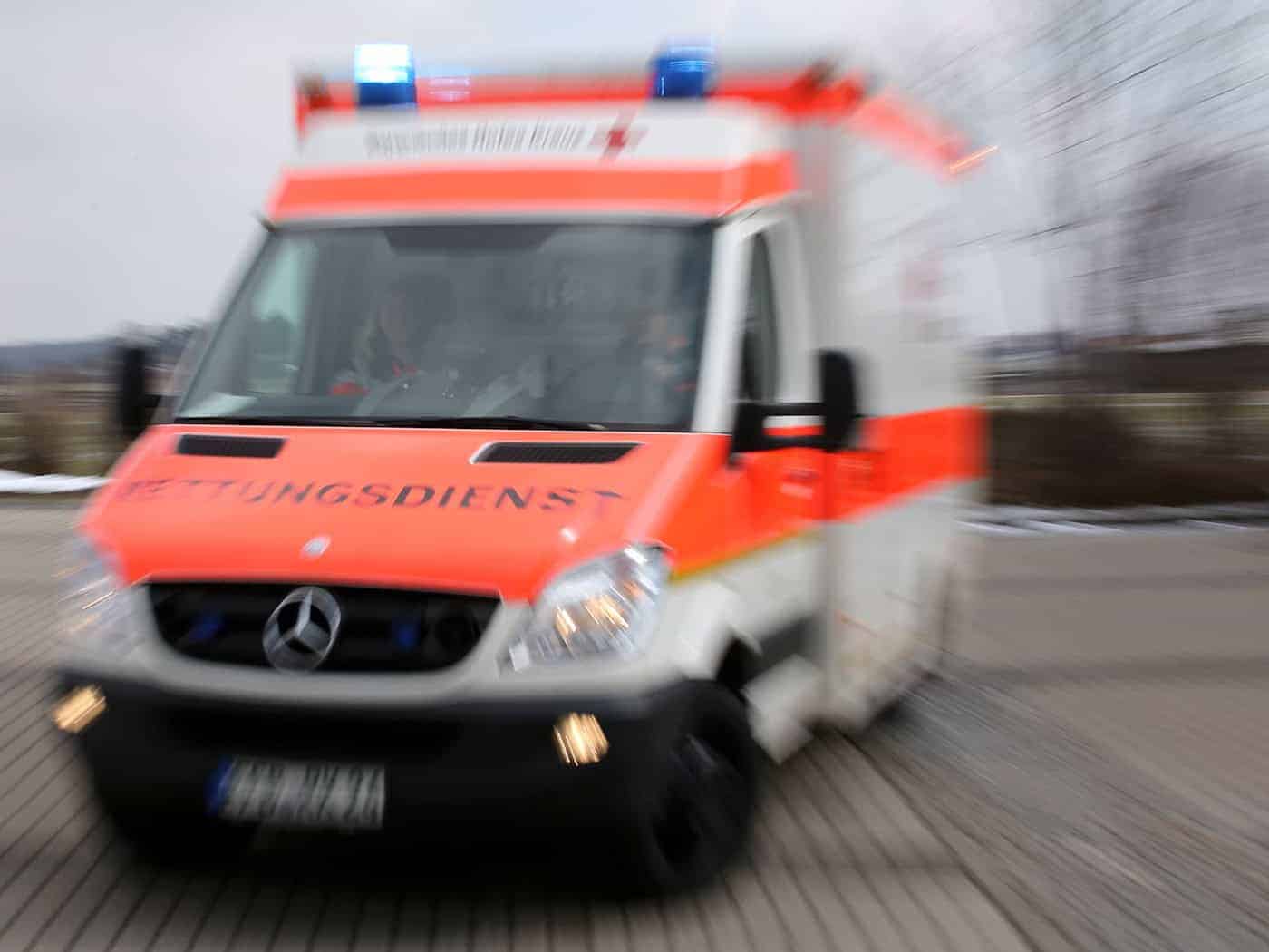 Der Rettungsdienst brachte den Mann in ein Krankenhaus. (Symbolbild) / Foto: Stephan Jansen/dpa