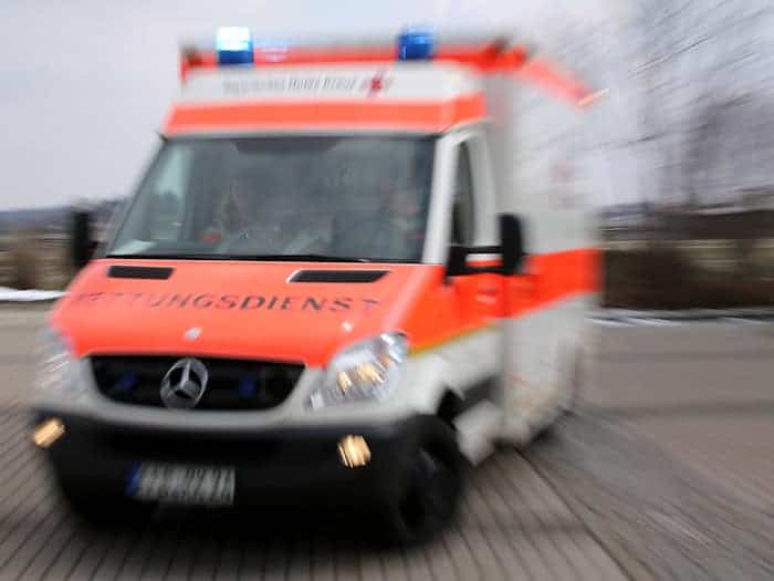 Der Rettungsdienst brachte den Mann in ein Krankenhaus. (Symbolbild) / Foto: Stephan Jansen/dpa