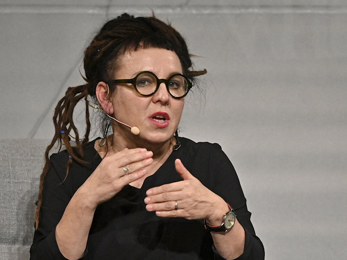 Olga Tokarczuk hat darüber gesprochen, wie sehr ihr die KI mittlerweile beim Schreiben hilft - und damit einen Aufschrei produziert. (Archivbild) / Foto: Hans Punz/APA/dpa